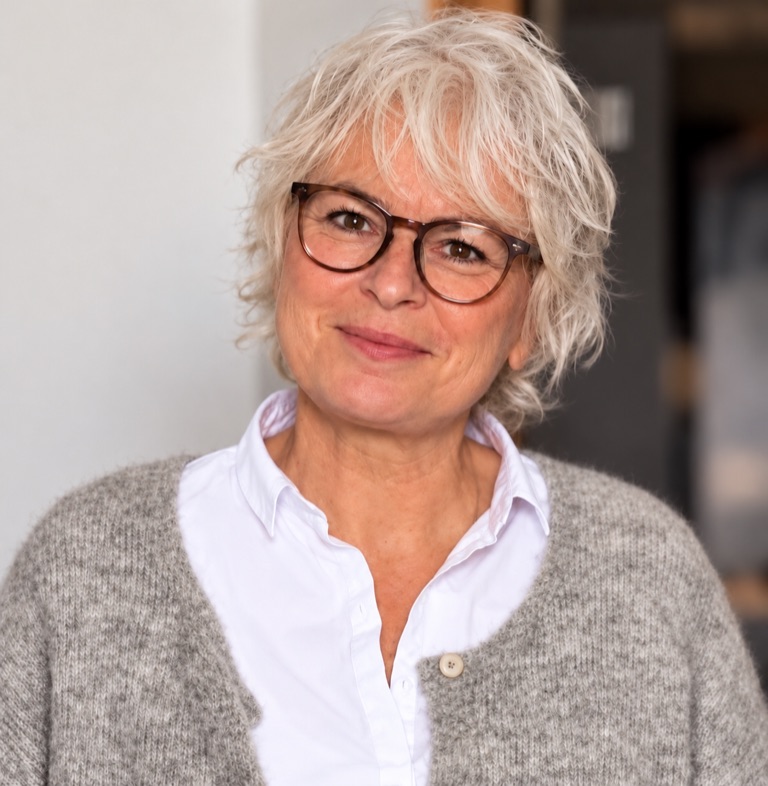 Simone Scheffczyk, Trauerrednerin aus Müllheim, lächelt freundlich in die Kamera