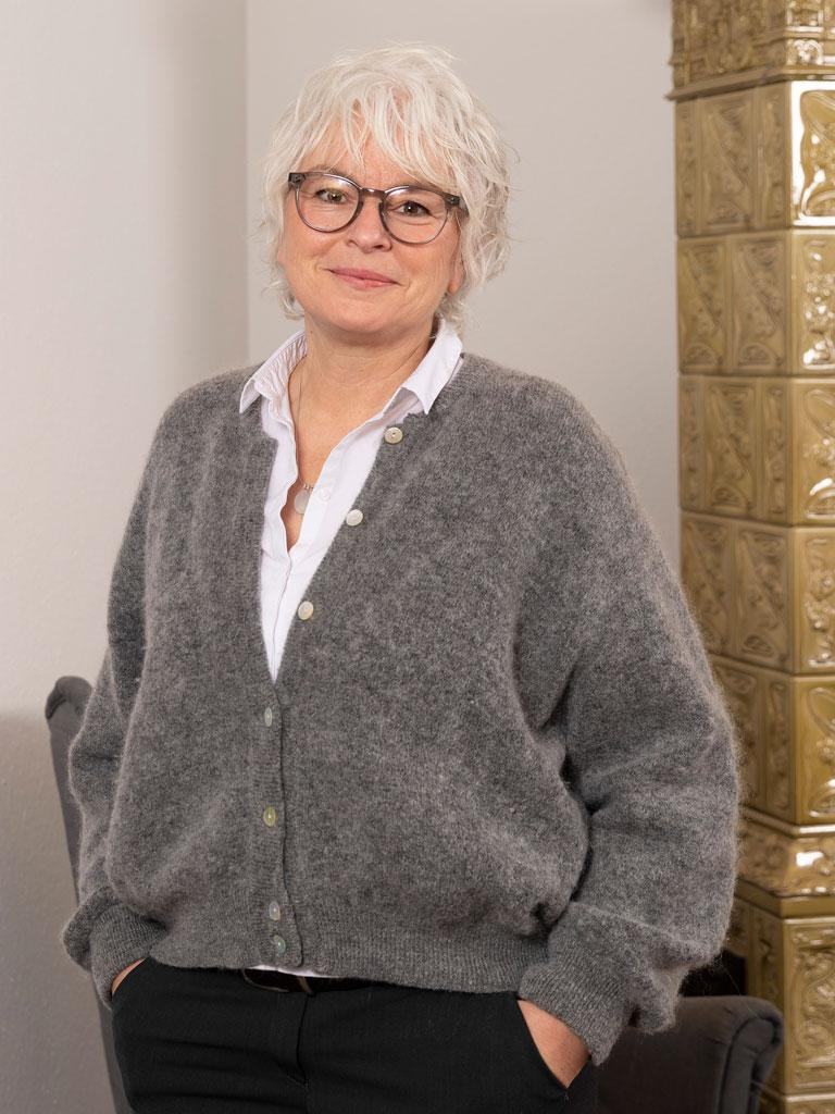 Simone Scheffczyk, Trauerrednerin aus Müllheim, lächelt freundlich in die Kamera